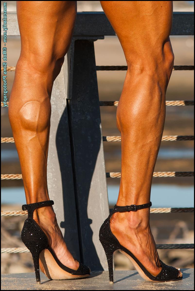 15P La culturiste Bianca Vivadua affiche ses jambes musclées dans une petite robe noire