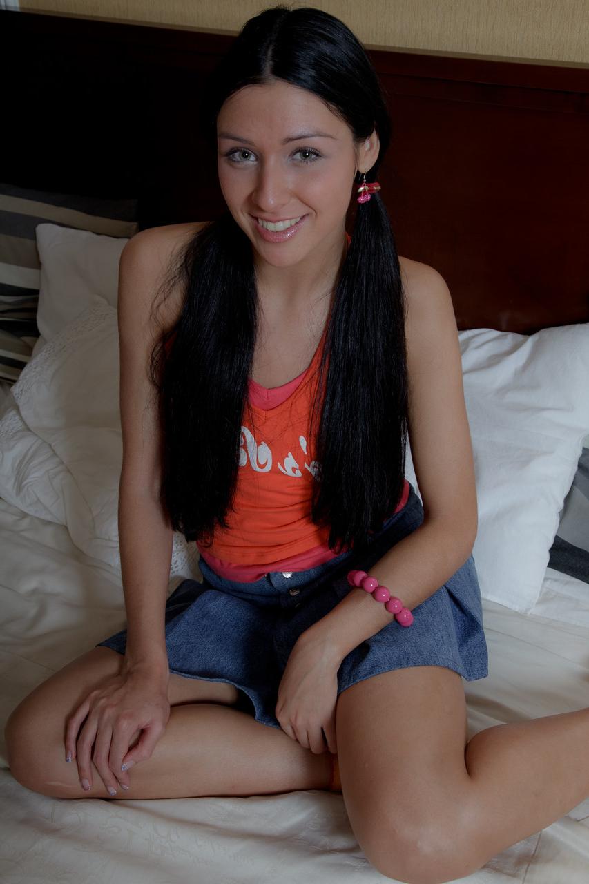 17P Novia delgada despierta a su chico con ganas de ser follada por el culo por su gran polla