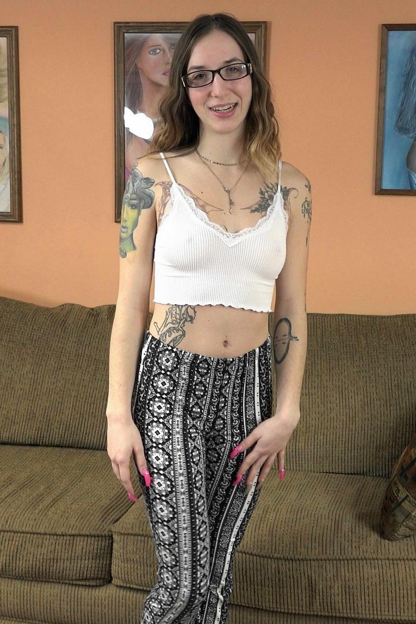 20P Emo American Angel Starre revela seu corpo tatuado e dá um BJ incrível