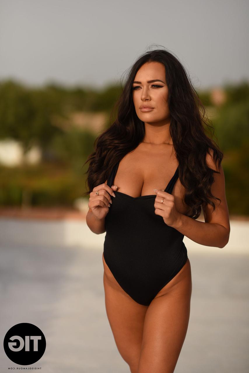 20P A modelo magra Jodie James tira o macacão e expõe seus lindos traços naturais
