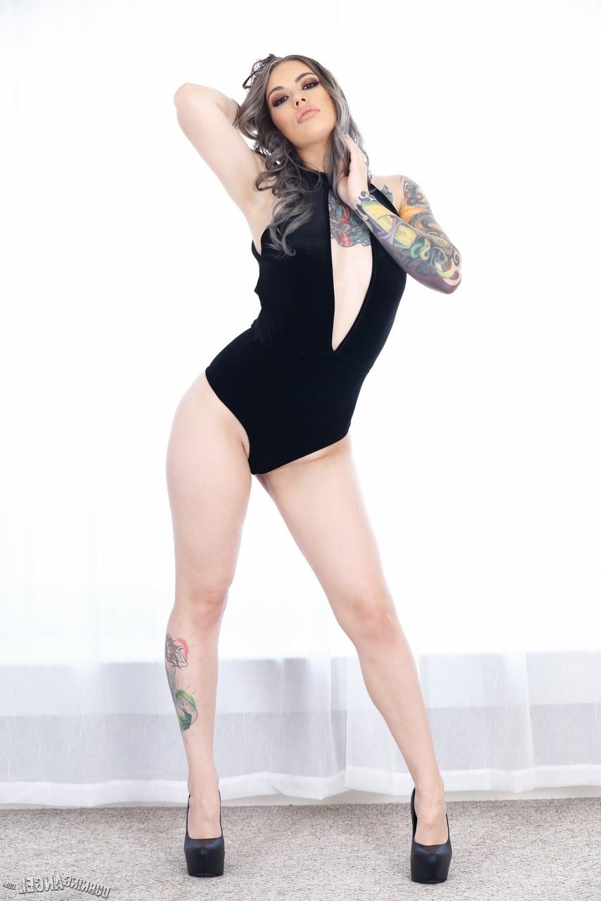 17P Tattooed goddess Taurus playing with her curvy body on the floor