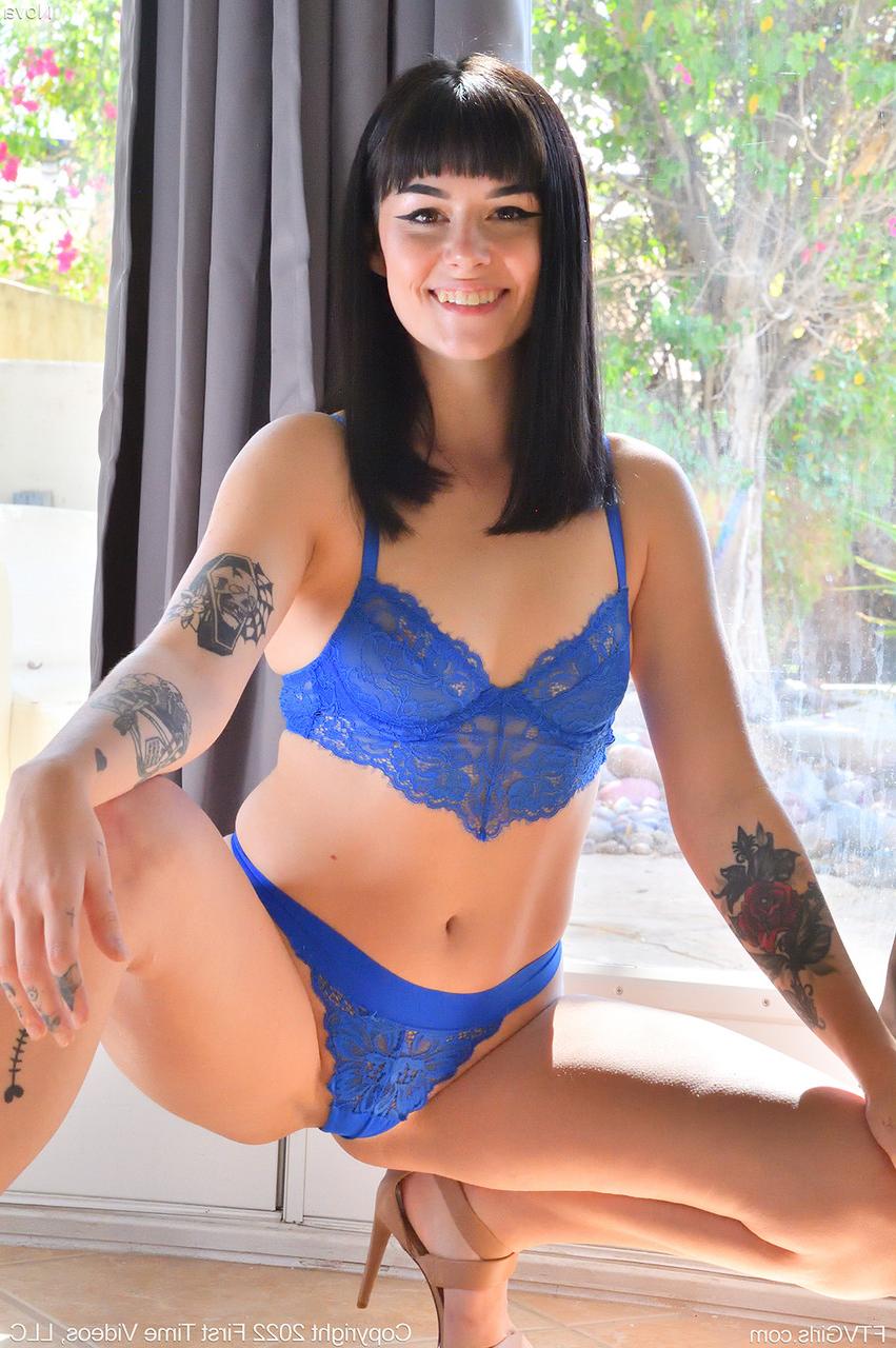 15P A linda morena Nova troca de roupa enquanto se masturba com brinquedos