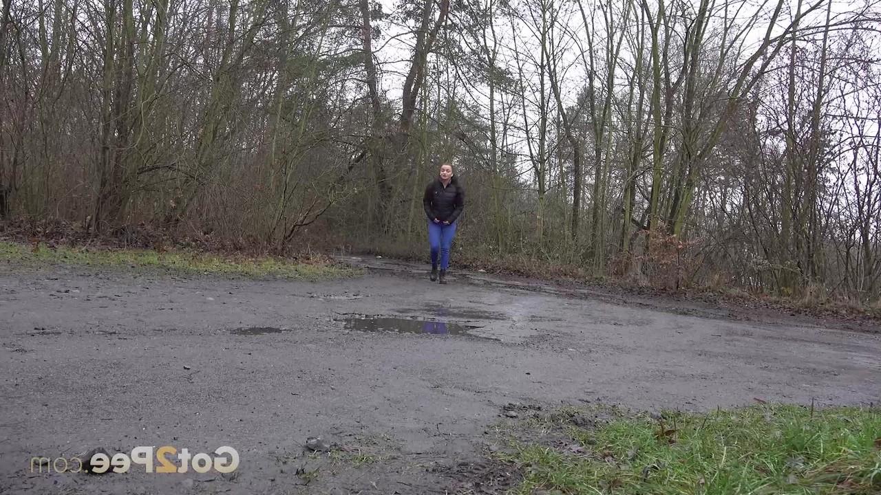 15P Das kaukasische Mädchen Dafne wird dabei erwischt, wie sie in eine Pfütze auf der Straße pinkelt