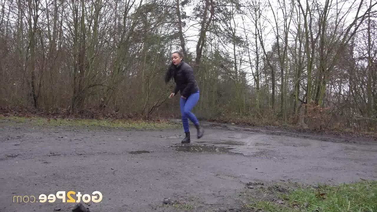 15P Das kaukasische Mädchen Dafne wird dabei erwischt, wie sie in eine Pfütze auf der Straße pinkelt