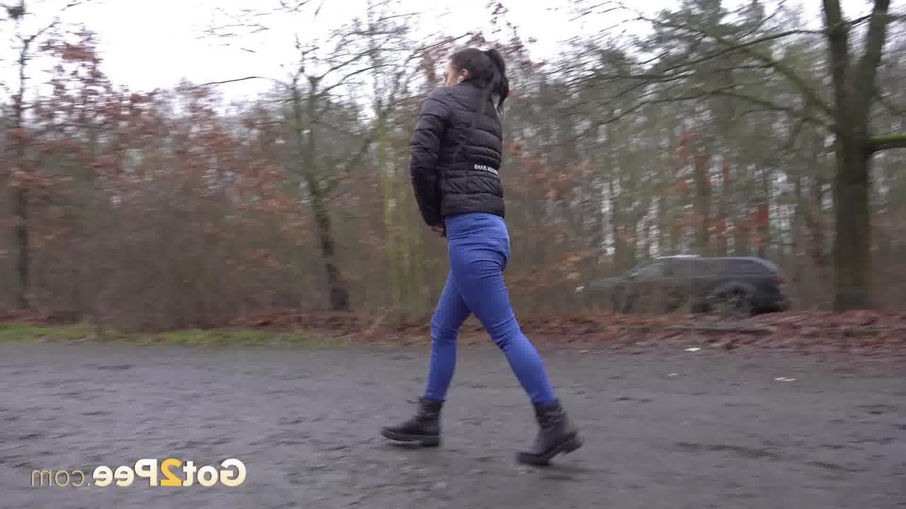 15P Das kaukasische Mädchen Dafne wird dabei erwischt, wie sie in eine Pfütze auf der Straße pinkelt