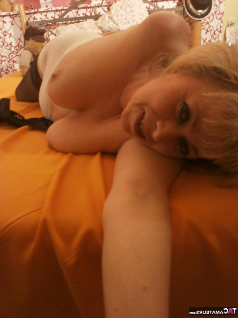20P Mature amateur Caro fondles her breasts after sticking a heel in her beaver