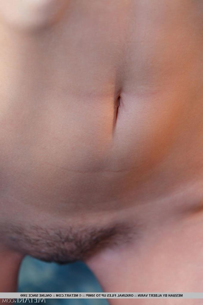 18P Jovem de cabelo comprido Messias fica nua com meias pretas acima dos joelhos