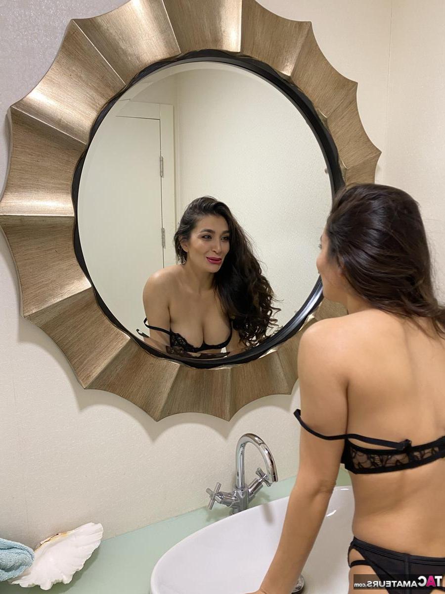 16P Morena MILF Sexy Alina XXX mostra seus peitos grandes em lingerie sexy e meia-calça