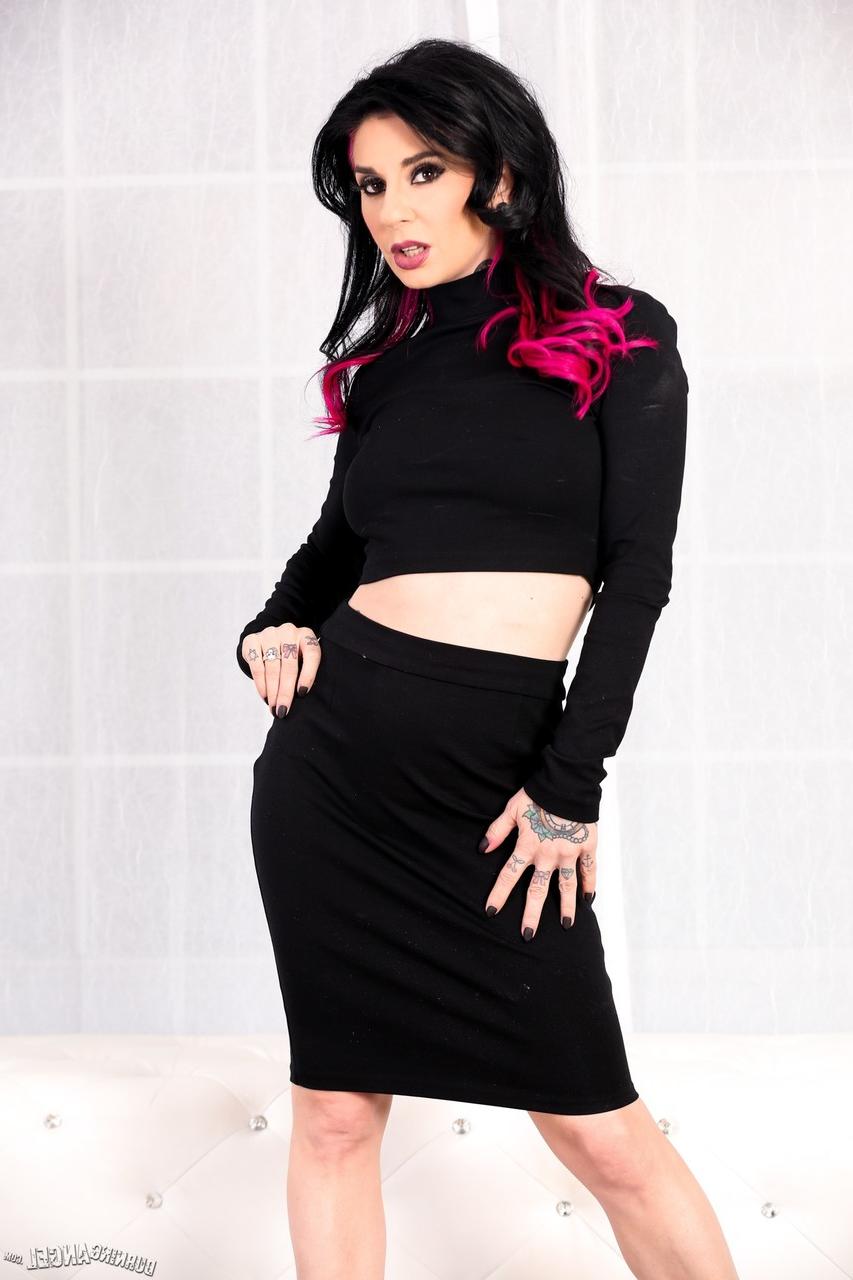 17P A modelo solo tatuada Ophelia Rain tira seu conjunto todo preto