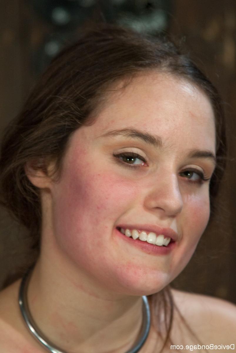 17P A morena Charlotte Vale é brutalmente atormentada enquanto está fixada na parede