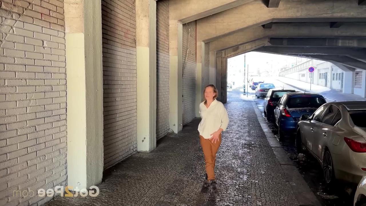 15P A branquinha Juliia mija na calçada ao lado de veículos estacionados
