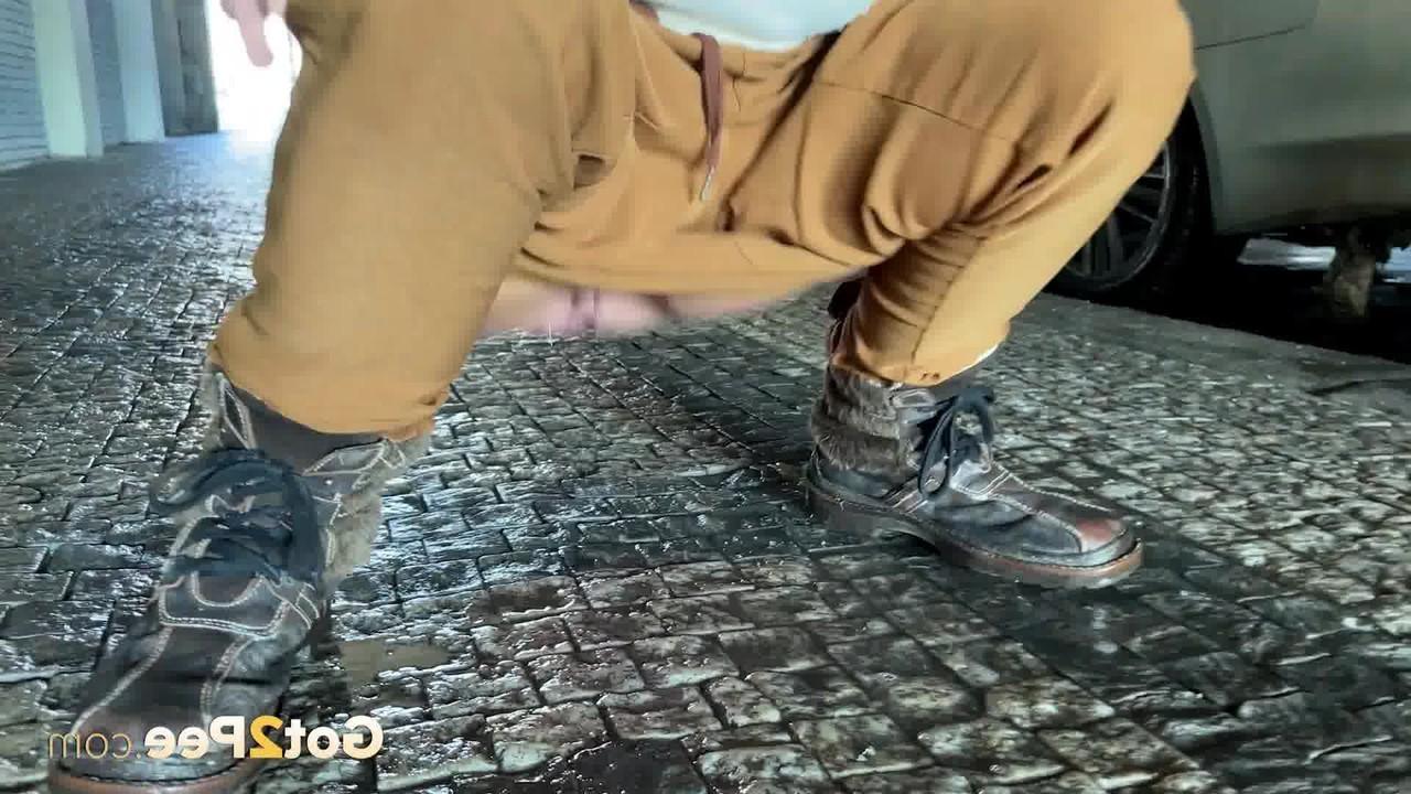 15P A branquinha Juliia mija na calçada ao lado de veículos estacionados