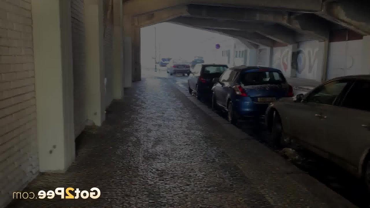 15P A branquinha Juliia mija na calçada ao lado de veículos estacionados