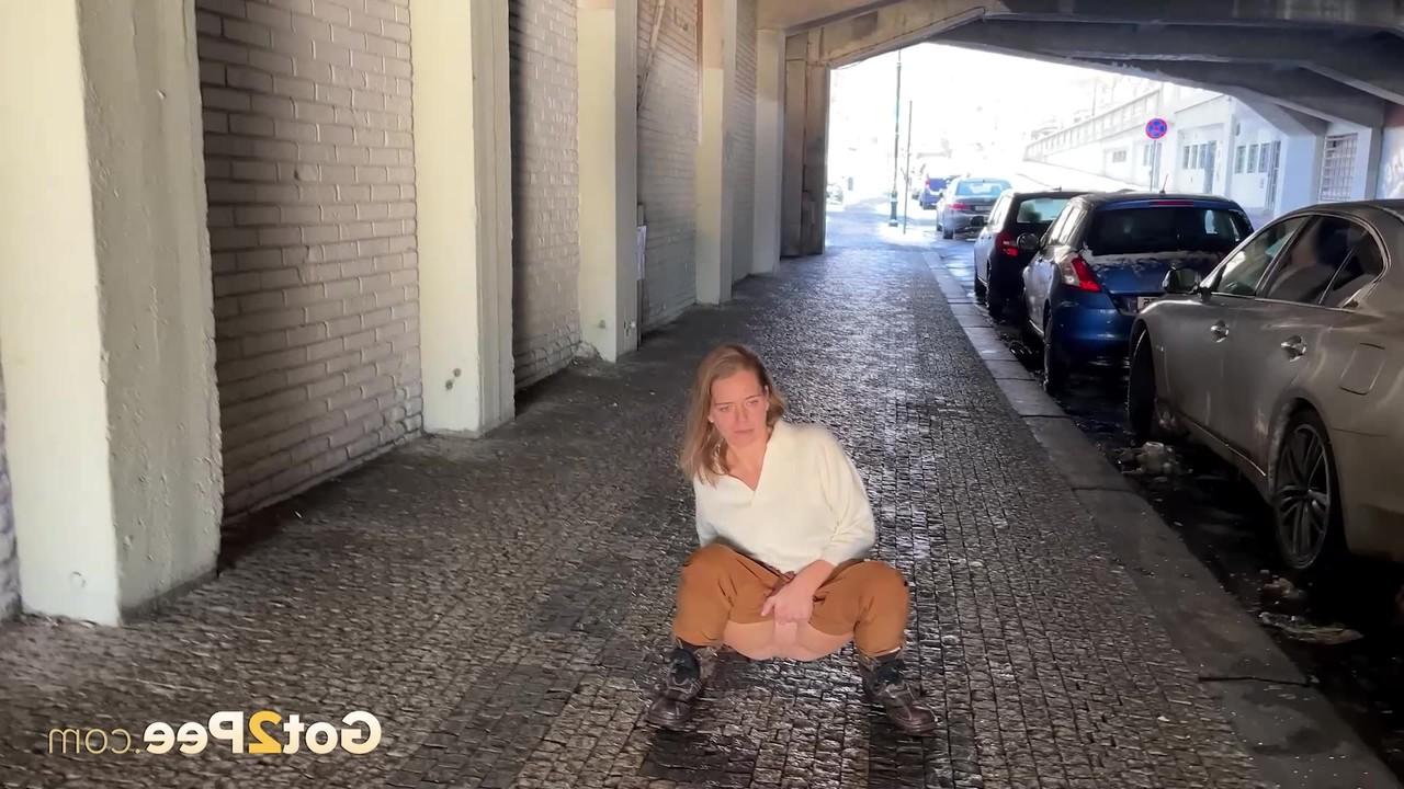 15P A branquinha Juliia mija na calçada ao lado de veículos estacionados