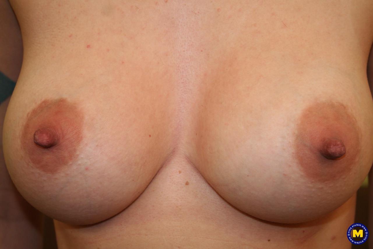 20P La sexy ama de casa inglesa katie se desnuda y juega con su coño maduro