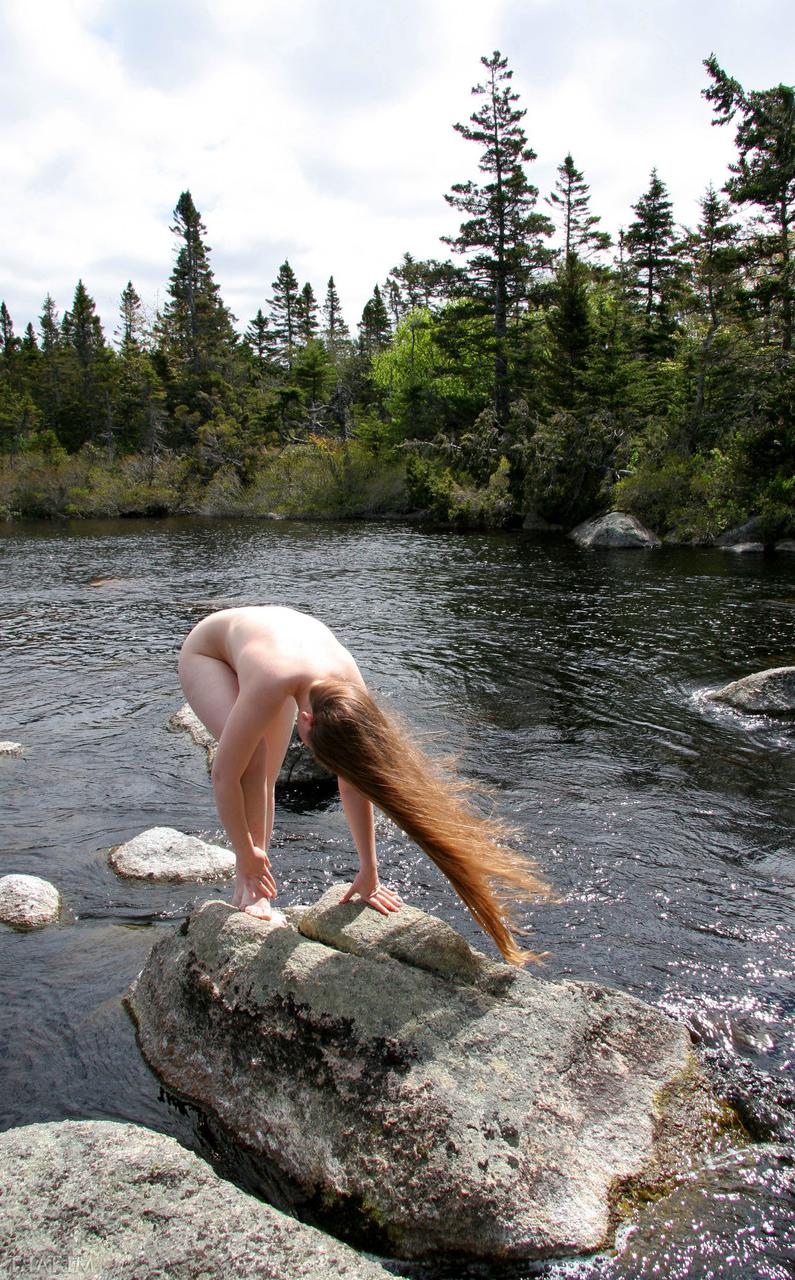 17P La caliente amateur Ronin disfruta caminando y posando desnuda en la naturaleza
