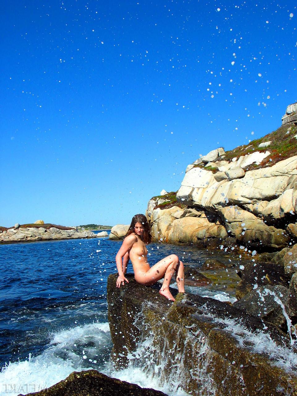17P La caliente amateur Ronin disfruta caminando y posando desnuda en la naturaleza