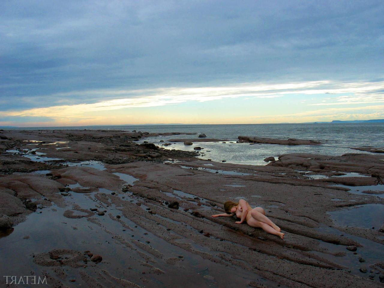 17P La caliente amateur Ronin disfruta caminando y posando desnuda en la naturaleza