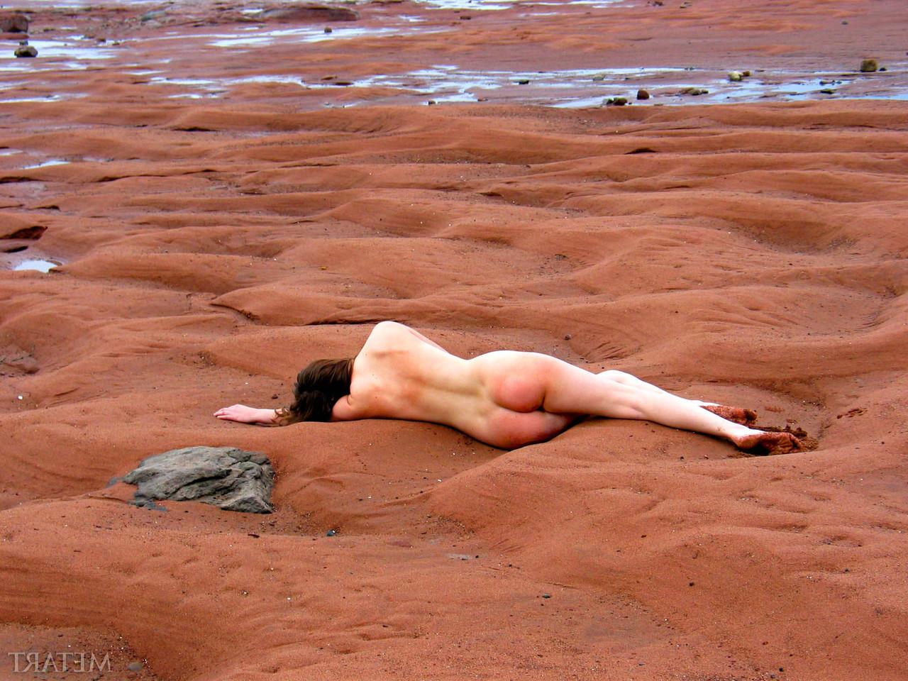 17P La caliente amateur Ronin disfruta caminando y posando desnuda en la naturaleza
