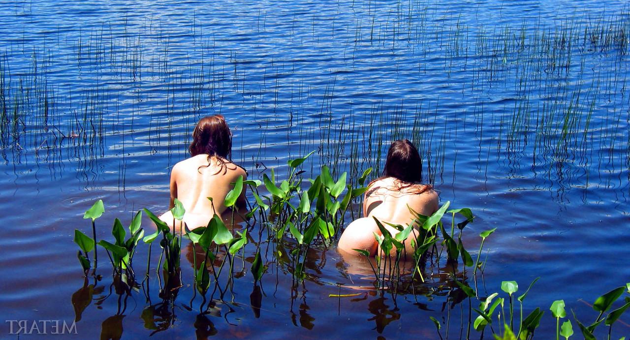 17P La caliente amateur Ronin disfruta caminando y posando desnuda en la naturaleza