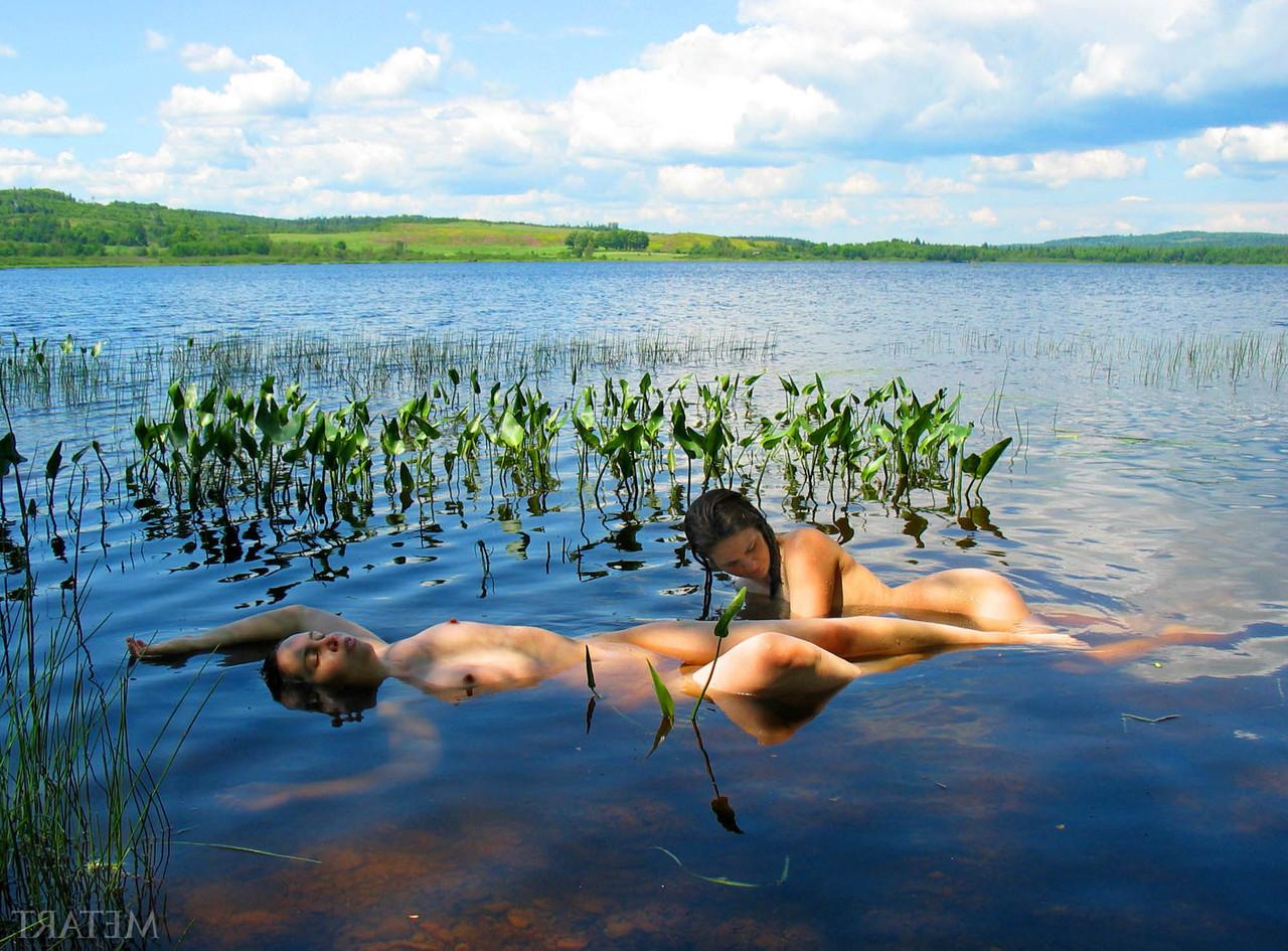 17P La caliente amateur Ronin disfruta caminando y posando desnuda en la naturaleza