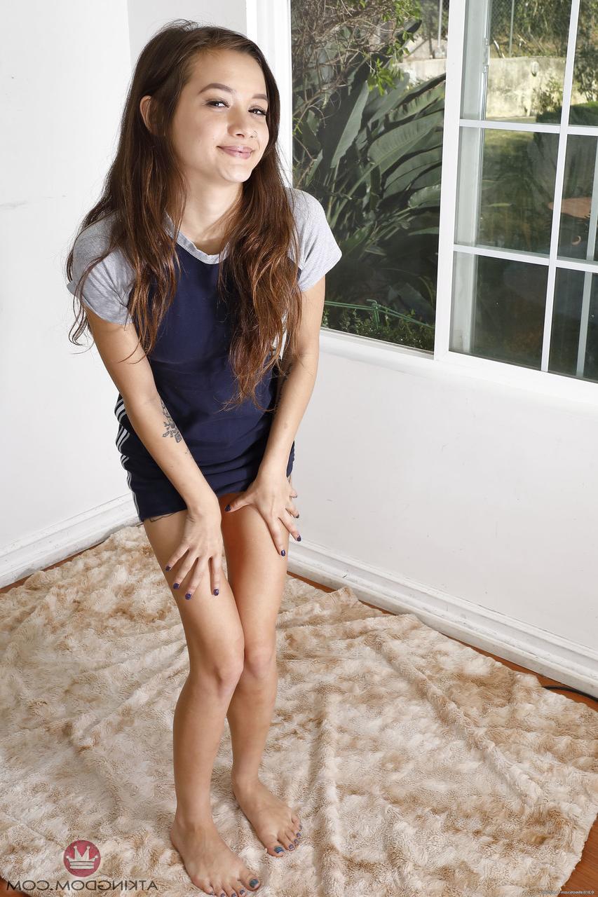 20P Der dünne, tätowierte Teenager Alex De La Flor zieht sich aus und spreizt ihre schöne Möse