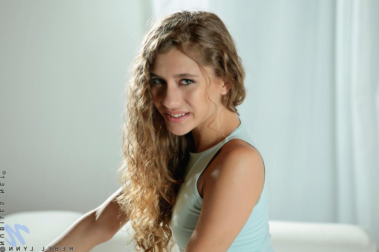 17P La pequeña joven Rebel Lynn hace un striptease antes de masturbarse