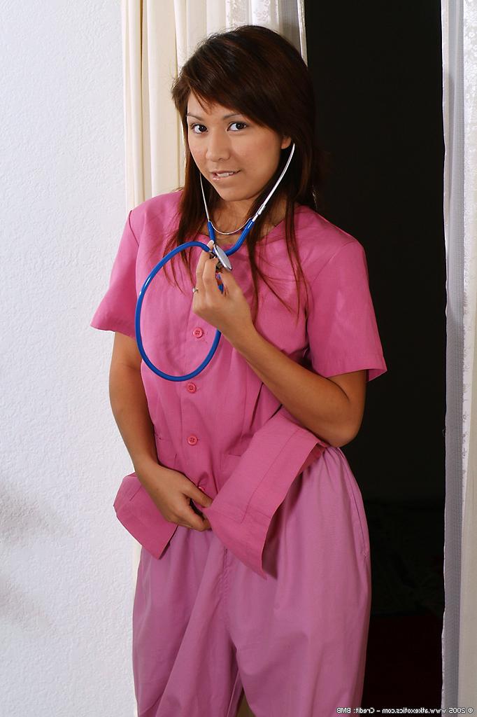 16P Latina amadora liberando seios naturais e fenda suave do uniforme de enfermeira