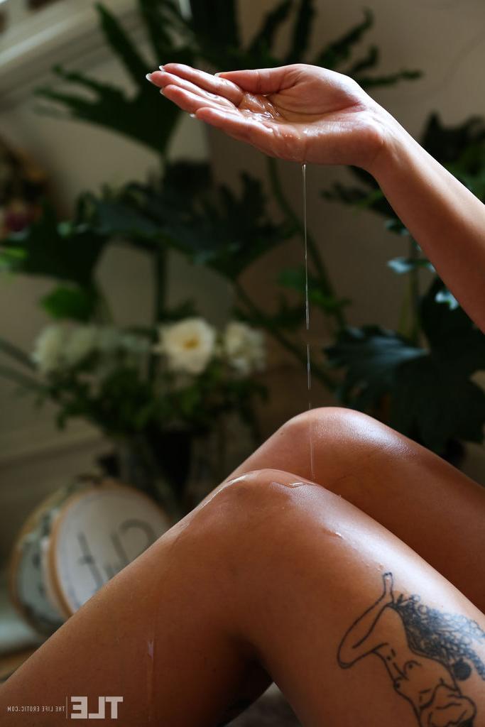 16P Das Kragenmädchen Blake Wilde reibt ihre Füße und Beine mit Öl ein, bevor sie masturbiert