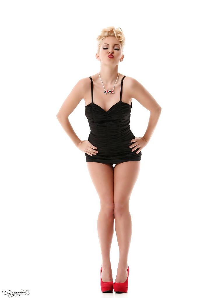 16P La fascinante star du porno aux longues jambes Aaliyah Love pose en talons hauts.