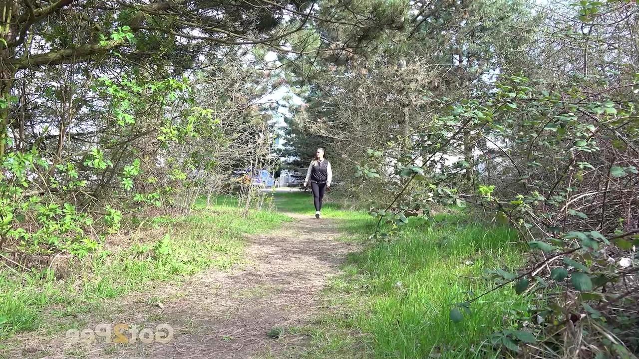 15P La buena chica Naomi Benet es pillada meando en un camino en la naturaleza