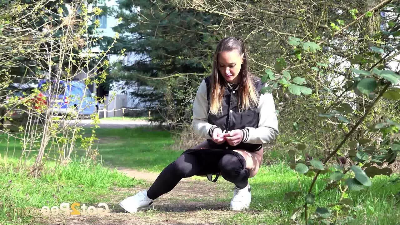 15P La buena chica Naomi Benet es pillada meando en un camino en la naturaleza
