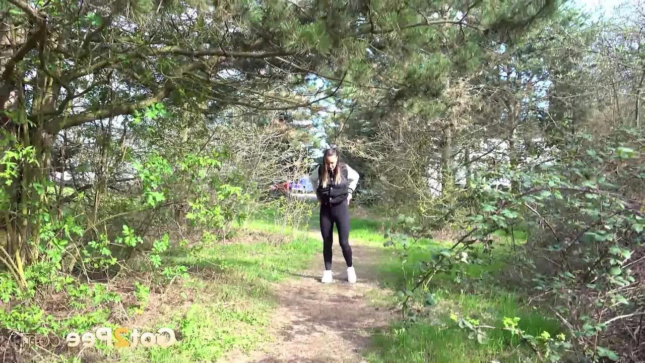 15P La buena chica Naomi Benet es pillada meando en un camino en la naturaleza