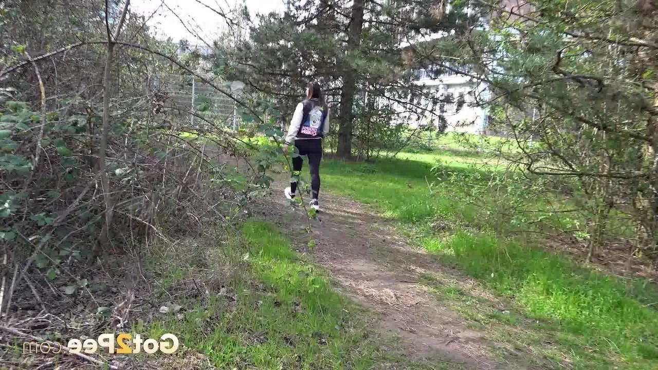 15P La buena chica Naomi Benet es pillada meando en un camino en la naturaleza