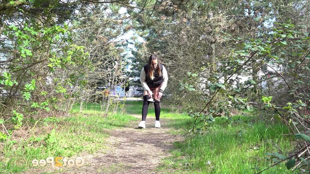 15P La buena chica Naomi Benet es pillada meando en un camino en la naturaleza