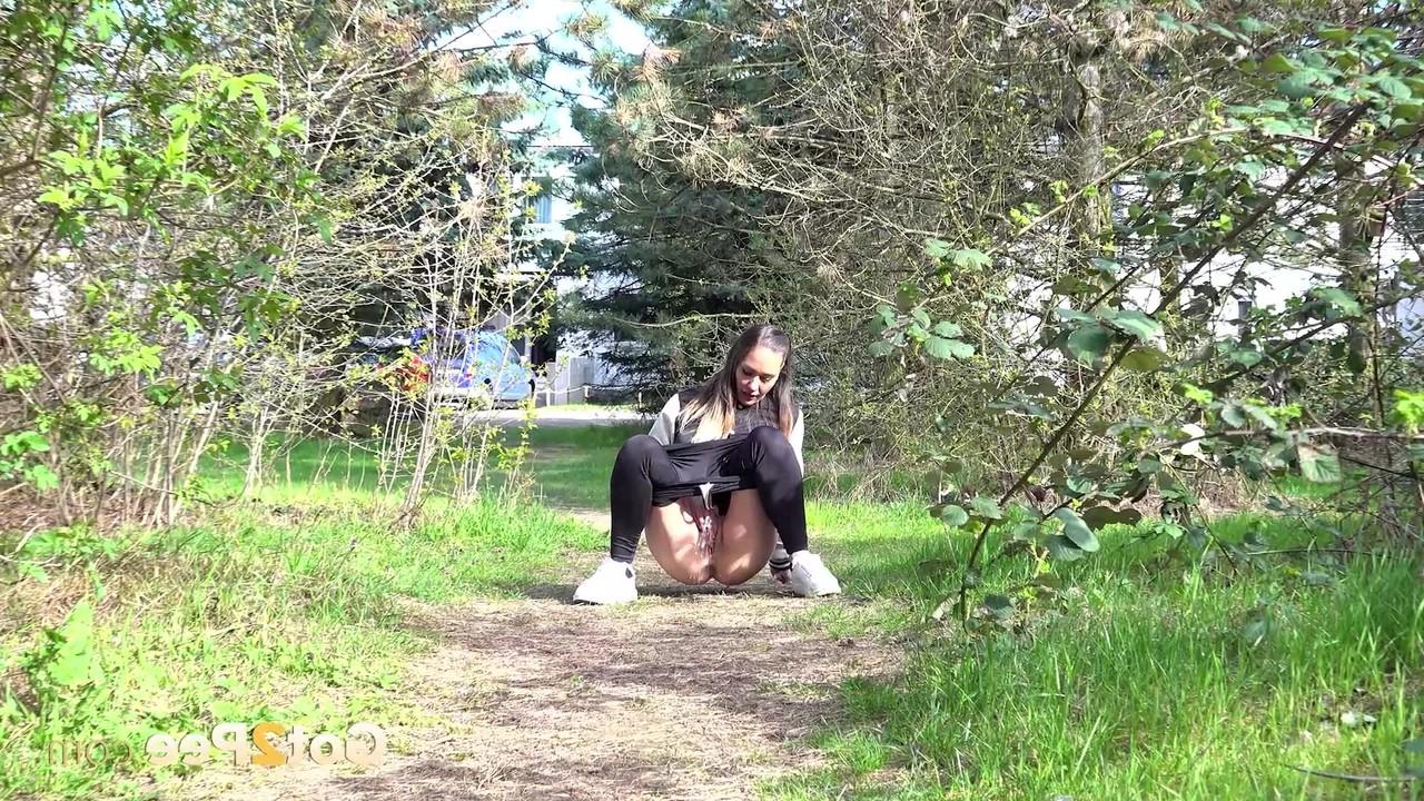 15P La buena chica Naomi Benet es pillada meando en un camino en la naturaleza