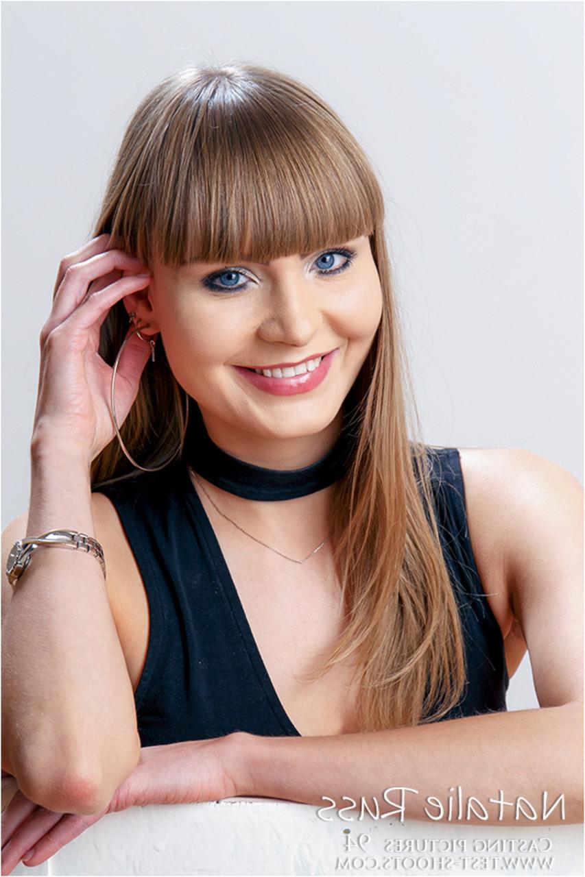 19P La russe Natalie Russ expose son corps élancé et ses gros seins en solo.