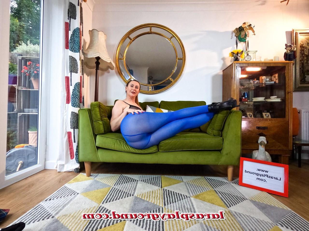 20P Die geile MILF Lara zeigt ihre großen Titten und ihre haarige Muschi und posiert auf dem Boden