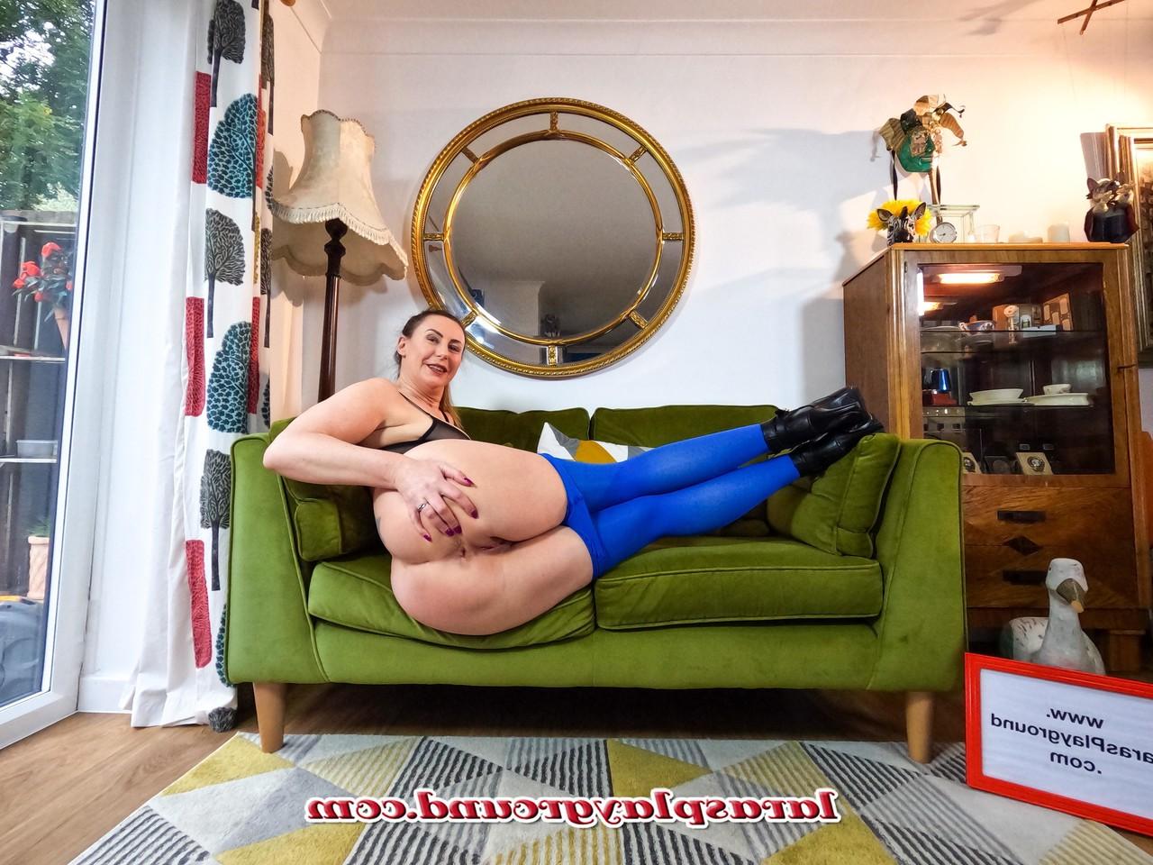 20P Die geile MILF Lara zeigt ihre großen Titten und ihre haarige Muschi und posiert auf dem Boden