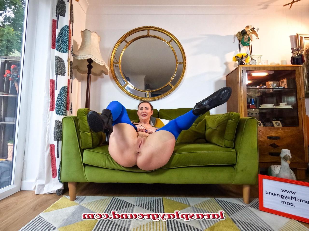 20P Die geile MILF Lara zeigt ihre großen Titten und ihre haarige Muschi und posiert auf dem Boden