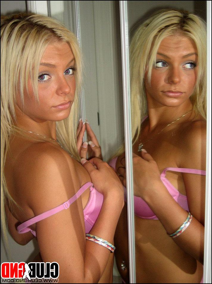 12P La jeune blonde sexy Alexis glisse les bretelles de son soutien-gorge sur ses épaules dans une jolie culotte.