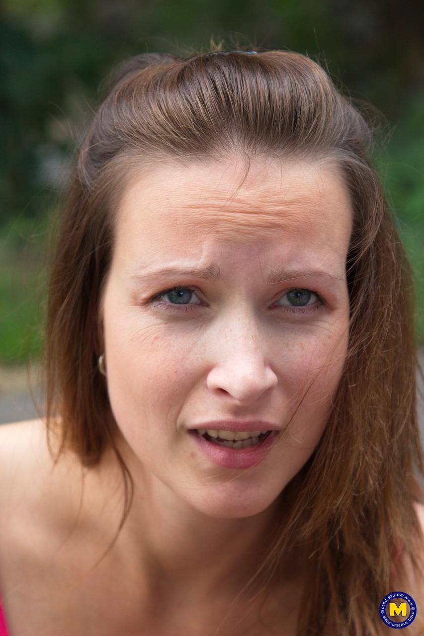 20P Die magere Teenagerin Evelyn L lässt sich von einem älteren Kerl in den Mufffinger ficken und ficken