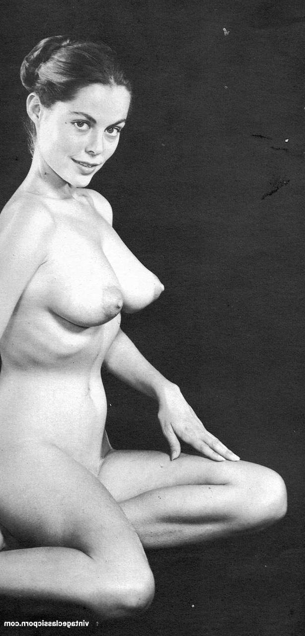 18P Estrella porno vintage con bonitas tetas grandes posa desnuda y en pantimedias calientes