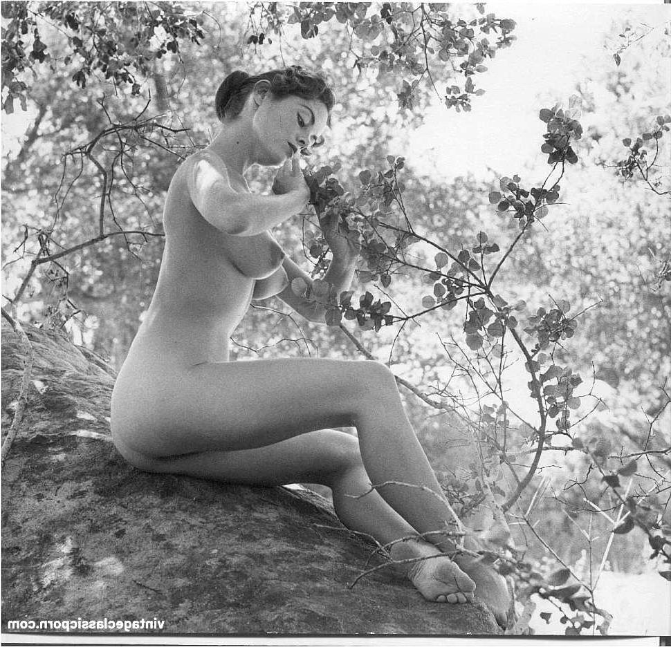 18P Estrella porno vintage con bonitas tetas grandes posa desnuda y en pantimedias calientes