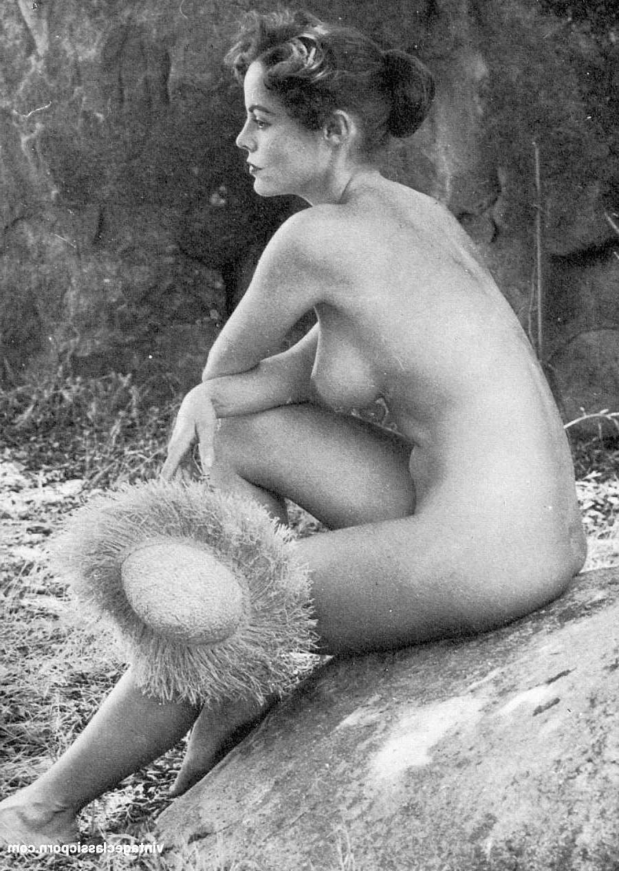 18P Estrella porno vintage con bonitas tetas grandes posa desnuda y en pantimedias calientes