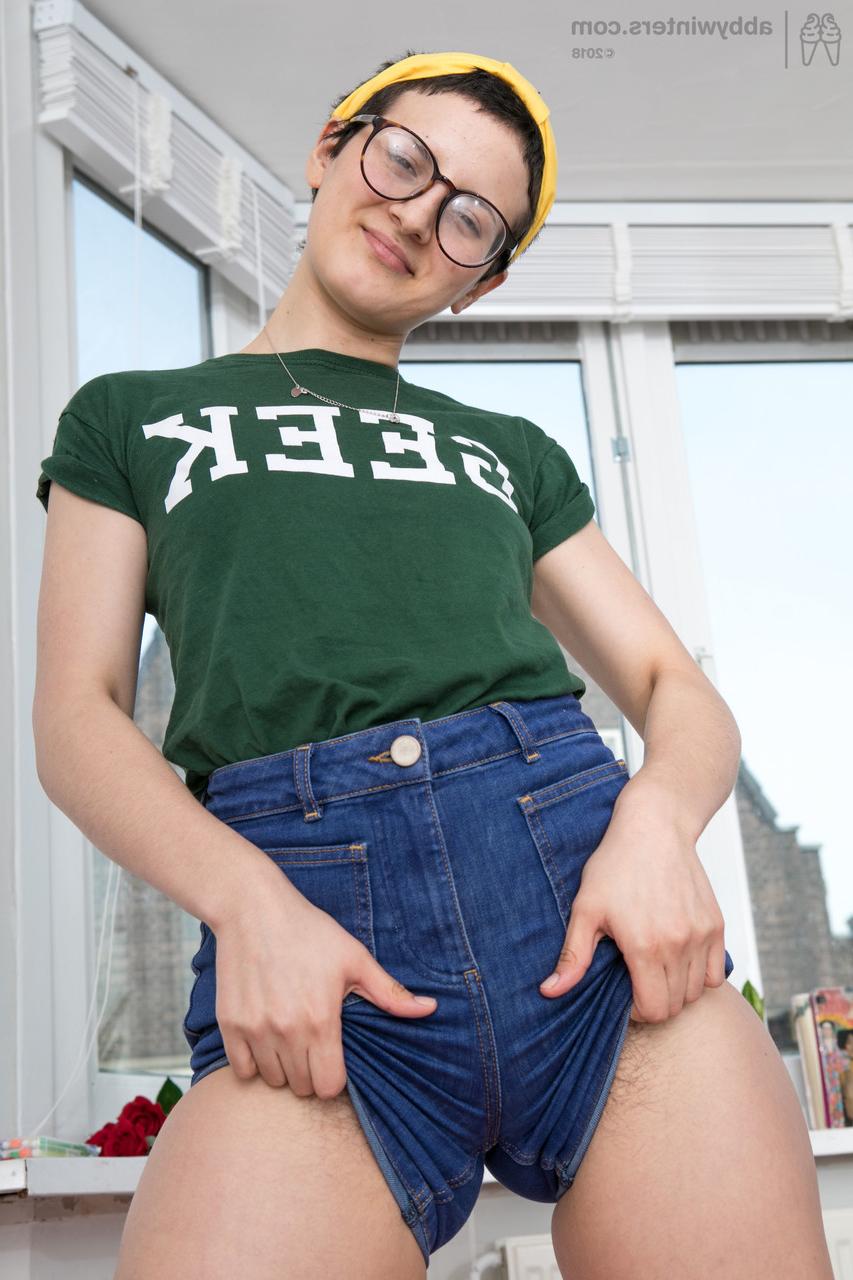19P Die magere Streberin mit Brille Cristina R zeigt ihre extrem haarige Muschi aus nächster Nähe