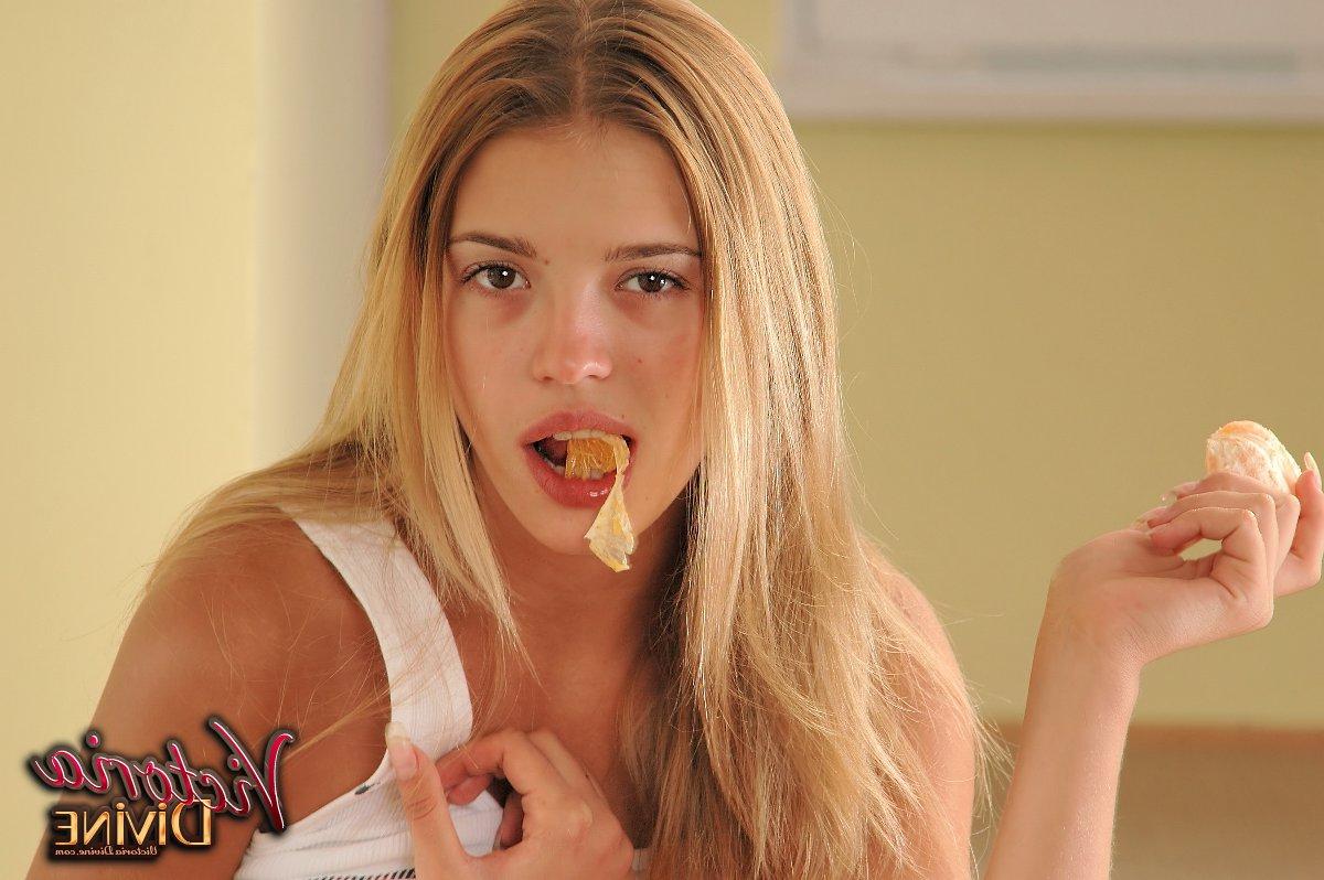 15P La joven rubia caliente victoria divina descubre sus firmes tetas mientras come