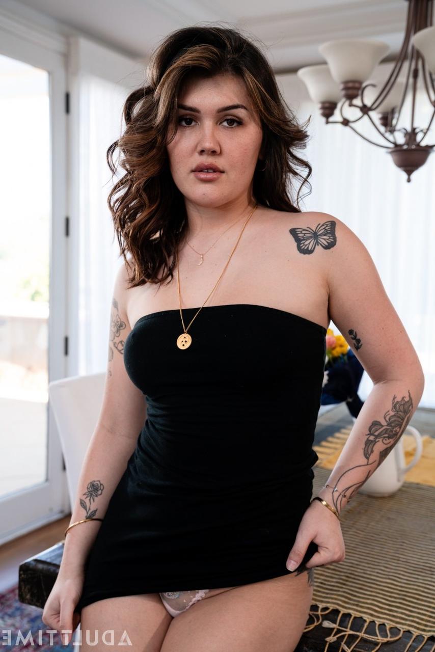 20P A travesti gostosa Daisy Taylor sacode o pau enquanto faz sexo anal com um homem