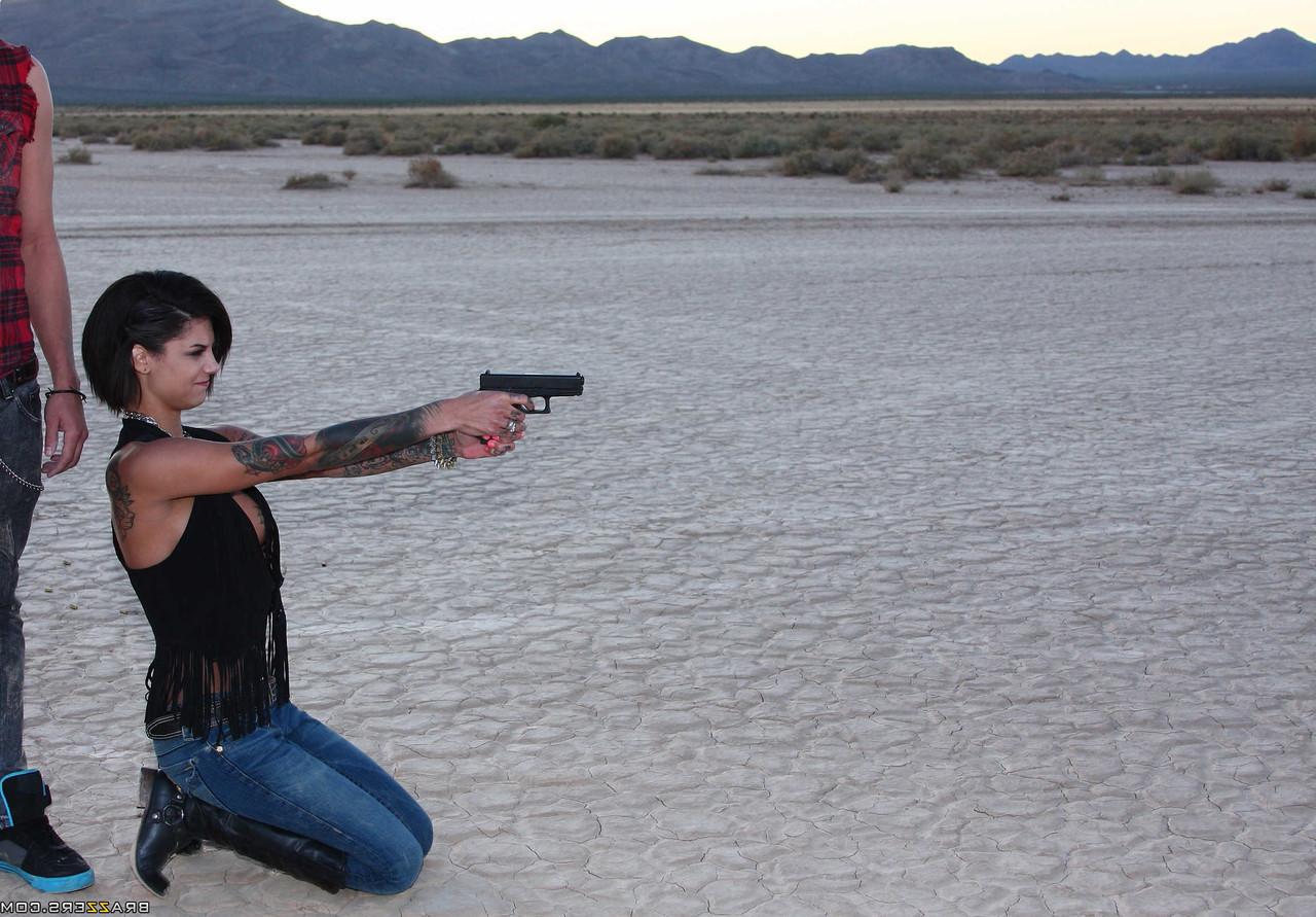 20P La femme tatouée Bonnie Rotten se fait doigter le cul et se fait défoncer la chatte.