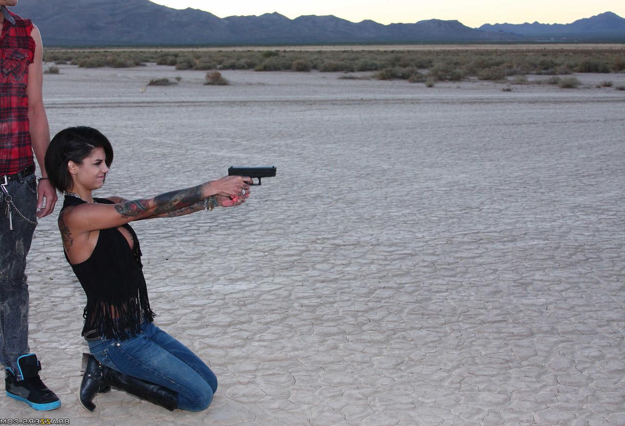20P La femme tatouée Bonnie Rotten se fait doigter le cul et se fait défoncer la chatte.